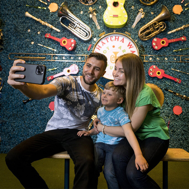 Visiteurs prenant un selfie au JAMNOLA à La Nouvelle-Orléans, Louisiane