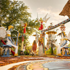 Visiteur admirant les œuvres d’art des Chauvin Sculpture Gardens en Louisiane