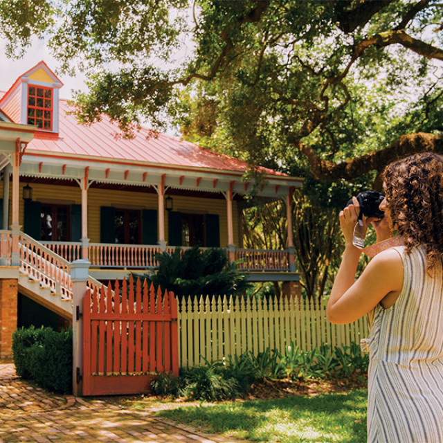 Visiteur prenant une photo de Laura Plantation à Vacherie, Louisiane