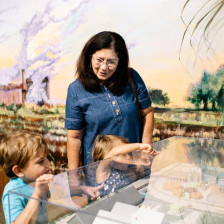 Visiteurs regardant une vitrine du Bayou Teche Museum à New Iberia, Louisiane