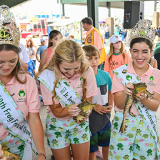Visiteurs au Rayne Frog Festival à Rayne, Louisiane