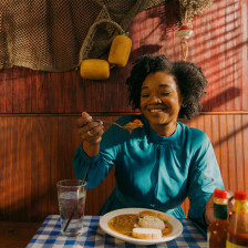 Client savourant des plats cadiens au Blind Tiger à Shreveport, Louisiane