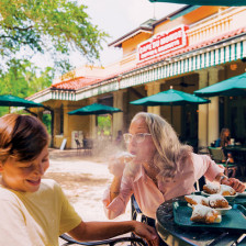 Dégustation de beignets au Café du Monde à La Nouvelle-Orléans, Louisiane