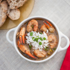 Un gumbo, plat créole traditionnel, servi dans un restaurant en Louisiane