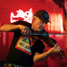 Musicien jouant au Fred’s Lounge à Mamou, en Louisiane