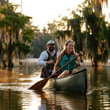 Canoéistes explorant le Lake Martin près de Lafayette, en Louisiane