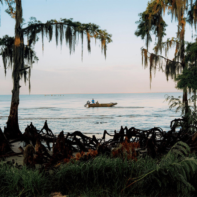 Bateau sur le Lake Pontchartrain, en bordure du Fontainebleau State Park en Louisiane
