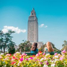 Visiteurs admirant le Louisiana State Capitol à Bâton-Rouge, Louisiane