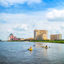 Kayakistes passant devant le Golden Nugget Lake Charles et L’Auberge Casino Resort en Louisiane
