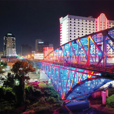 Vue nocturne sur le Long-Allen Bridge illuminé à Shreveport, Louisiane